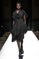 ヨウジヤマモト 2025年春夏ウィメンズコレクション - 透き通る布地と空間、軽やかな躍動｜写真16