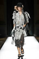 ヨウジヤマモト 2025年春夏ウィメンズコレクション - 透き通る布地と空間、軽やかな躍動｜写真17