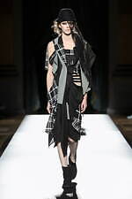 ヨウジヤマモト 2025年春夏ウィメンズコレクション - 透き通る布地と空間、軽やかな躍動｜写真18