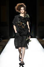 ヨウジヤマモト 2025年春夏ウィメンズコレクション - 透き通る布地と空間、軽やかな躍動｜写真19