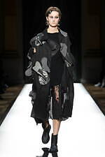 ヨウジヤマモト 2025年春夏ウィメンズコレクション - 透き通る布地と空間、軽やかな躍動｜写真20