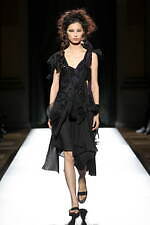 ヨウジヤマモト 2025年春夏ウィメンズコレクション - 透き通る布地と空間、軽やかな躍動｜写真21