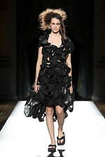 ヨウジヤマモト 2025年春夏ウィメンズコレクション - 透き通る布地と空間、軽やかな躍動｜写真24