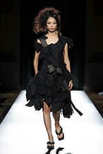 ヨウジヤマモト 2025年春夏ウィメンズコレクション - 透き通る布地と空間、軽やかな躍動｜写真25