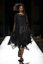 ヨウジヤマモト 2025年春夏ウィメンズコレクション - 透き通る布地と空間、軽やかな躍動｜写真26