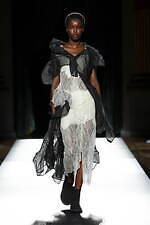 ヨウジヤマモト 2025年春夏ウィメンズコレクション - 透き通る布地と空間、軽やかな躍動｜写真27