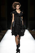 ヨウジヤマモト 2025年春夏ウィメンズコレクション - 透き通る布地と空間、軽やかな躍動｜写真29