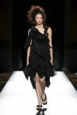 ヨウジヤマモト 2025年春夏ウィメンズコレクション - 透き通る布地と空間、軽やかな躍動｜写真30