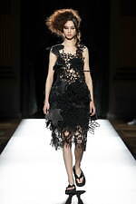 ヨウジヤマモト 2025年春夏ウィメンズコレクション - 透き通る布地と空間、軽やかな躍動｜写真32