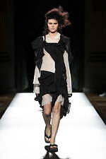 ヨウジヤマモト 2025年春夏ウィメンズコレクション - 透き通る布地と空間、軽やかな躍動｜写真34