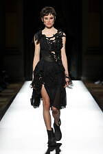 ヨウジヤマモト 2025年春夏ウィメンズコレクション - 透き通る布地と空間、軽やかな躍動｜写真35