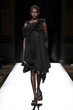 ヨウジヤマモト 2025年春夏ウィメンズコレクション - 透き通る布地と空間、軽やかな躍動｜写真37