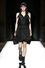 ヨウジヤマモト 2025年春夏ウィメンズコレクション - 透き通る布地と空間、軽やかな躍動｜写真38