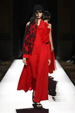 ヨウジヤマモト 2025年春夏ウィメンズコレクション - 透き通る布地と空間、軽やかな躍動｜写真40