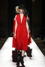 ヨウジヤマモト 2025年春夏ウィメンズコレクション - 透き通る布地と空間、軽やかな躍動｜写真41