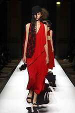 ヨウジヤマモト 2025年春夏ウィメンズコレクション - 透き通る布地と空間、軽やかな躍動｜写真43