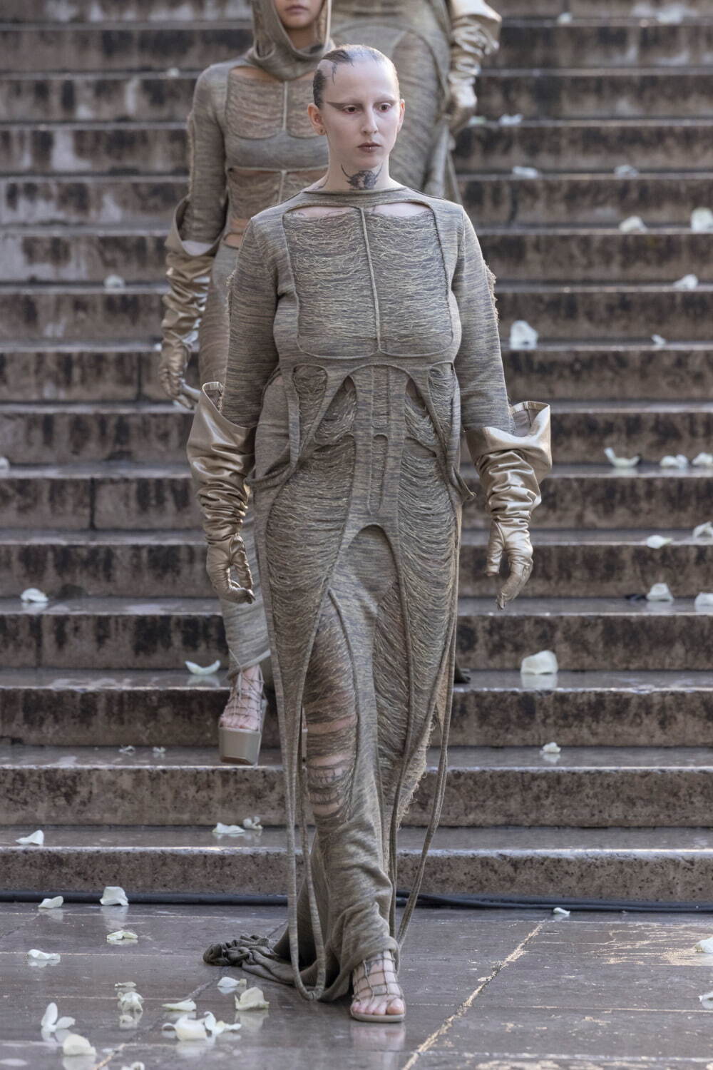 写真44/56|リック・オウエンス(Rick Owens) 2025年春夏 写真44/56|リック・オウエンス(Rick Owens) 2025年春夏