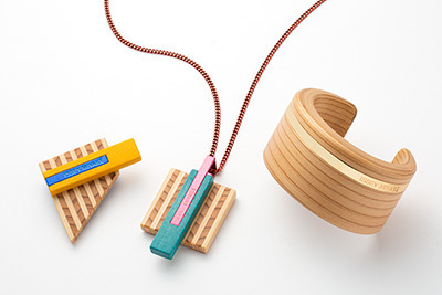イッセイ ミヤケより、曲線美＆ぬくもりを感じる木工アクセサリー限定発売 - 新宿や神戸で