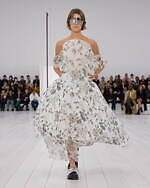 ロエベ2025年春夏ウィメンズコレクション、研ぎ澄まされたアウトライン｜写真1