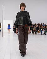 ロエベ2025年春夏ウィメンズコレクション、研ぎ澄まされたアウトライン｜写真4