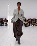 ロエベ2025年春夏ウィメンズコレクション、研ぎ澄まされたアウトライン｜写真6