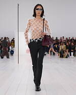 ロエベ2025年春夏ウィメンズコレクション、研ぎ澄まされたアウトライン｜写真9