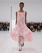 ロエベ2025年春夏ウィメンズコレクション、研ぎ澄まされたアウトライン｜写真10