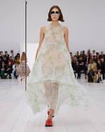 ロエベ2025年春夏ウィメンズコレクション、研ぎ澄まされたアウトライン｜写真20