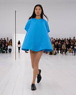 ロエベ2025年春夏ウィメンズコレクション、研ぎ澄まされたアウトライン｜写真21