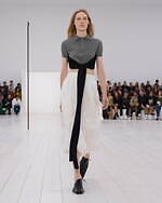 ロエベ2025年春夏ウィメンズコレクション、研ぎ澄まされたアウトライン｜写真22