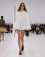 ロエベ2025年春夏ウィメンズコレクション、研ぎ澄まされたアウトライン｜写真23