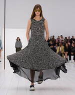 ロエベ2025年春夏ウィメンズコレクション、研ぎ澄まされたアウトライン｜写真25