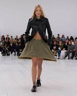 ロエベ2025年春夏ウィメンズコレクション、研ぎ澄まされたアウトライン｜写真28