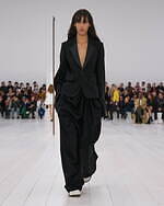 ロエベ2025年春夏ウィメンズコレクション、研ぎ澄まされたアウトライン｜写真29