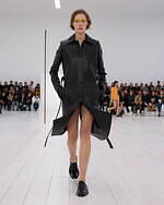 ロエベ2025年春夏ウィメンズコレクション、研ぎ澄まされたアウトライン｜写真33