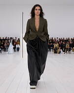 ロエベ2025年春夏ウィメンズコレクション、研ぎ澄まされたアウトライン｜写真36