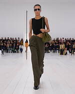 ロエベ2025年春夏ウィメンズコレクション、研ぎ澄まされたアウトライン｜写真40