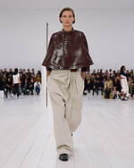 ロエベ2025年春夏ウィメンズコレクション、研ぎ澄まされたアウトライン｜写真42