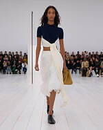 ロエベ2025年春夏ウィメンズコレクション、研ぎ澄まされたアウトライン｜写真43