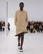 ロエベ2025年春夏ウィメンズコレクション、研ぎ澄まされたアウトライン｜写真44