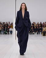 ロエベ2025年春夏ウィメンズコレクション、研ぎ澄まされたアウトライン｜写真51