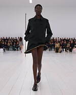 ロエベ2025年春夏ウィメンズコレクション、研ぎ澄まされたアウトライン｜写真52