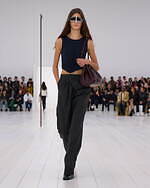 ロエベ2025年春夏ウィメンズコレクション、研ぎ澄まされたアウトライン｜写真55