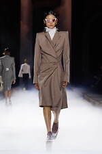 マックイーン2025年春夏コレクション - ダークでロマンティックな“妖精の伝説”｜写真22