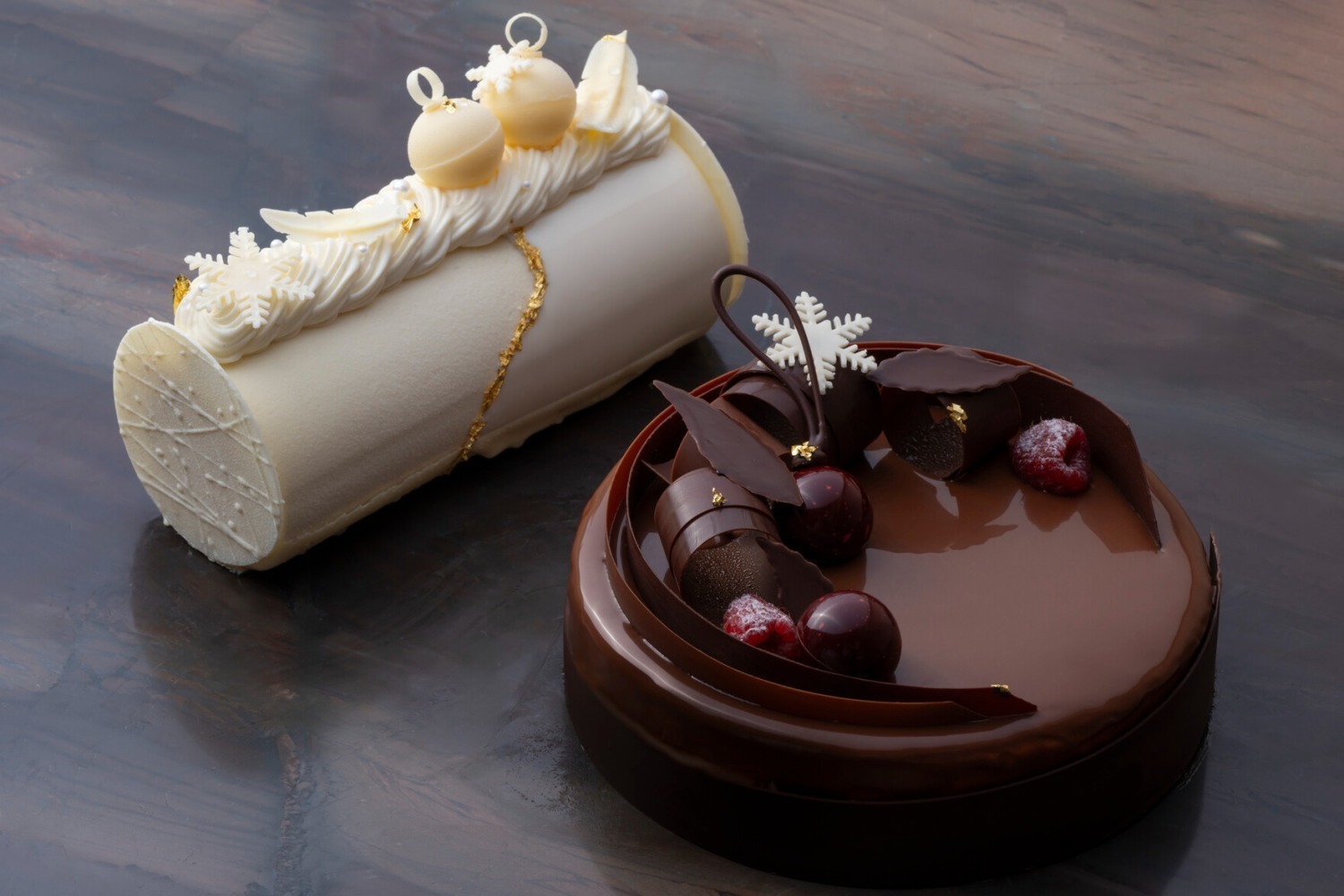 チョコレートケーキ｜フォーシーズンズホテル京都24年クリスマス、“雪降る”白いピスタチオケーキや滑らかミルクチョコケーキ