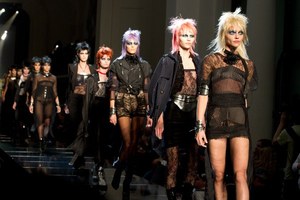 ジャン ポール ゴルチエ(Jean-Paul Gaultier)のロックな2011年春夏コレクション : パリ・ファッション・ウィーク｜写真0