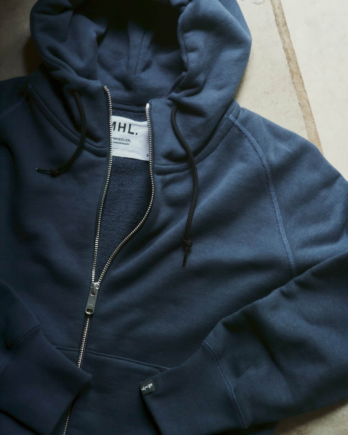 ループウィラー×MHL.の新作スウェットパンツ＆プルオーバー、経年変化イメージのネイビーなど2色で｜写真5