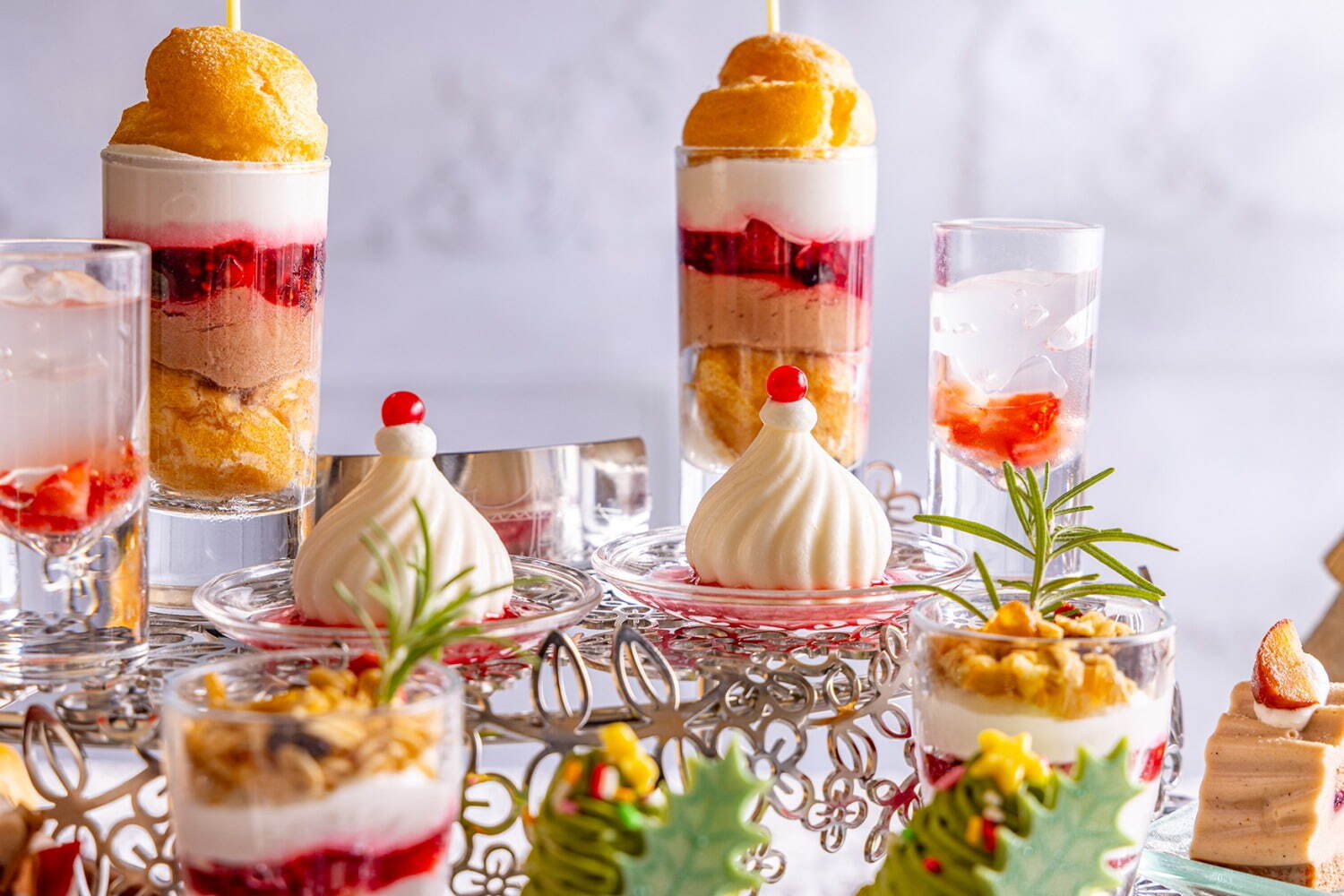 ヒルトン東京お台場のクリスマスアフタヌーンティー、ツリー型タルトやサンタクロース風デザート｜写真4