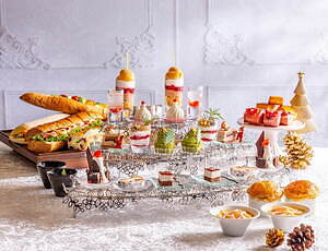 ヒルトン東京お台場のクリスマスアフタヌーンティー、ツリー型タルトやサンタクロース風デザート｜写真1