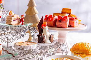 ヒルトン東京お台場のクリスマスアフタヌーンティー、ツリー型タルトやサンタクロース風デザート｜写真3